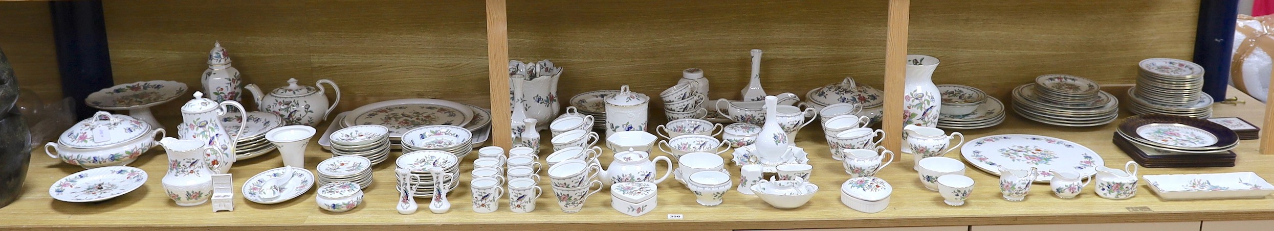 A large Aynsley ‘Pembroke’ dinner service